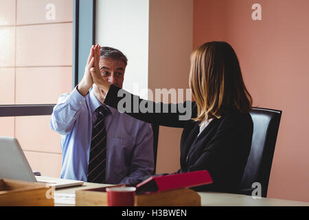 Unternehmer und Unternehmerin geben ein high five Stockfoto