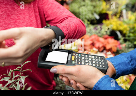 Frau, die die Zahlung durch smart-watch Stockfoto