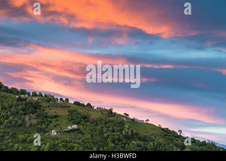 Farbige Wolken der Sonnenuntergang über den Bergen über Pigra, Comer See, Lombardei, Italien. Stockfoto