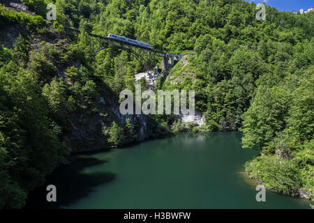 Vigezzina Zug auf einer Brücke über den Fluss Melezza. Borgnone, Kanton Tessin, Schweiz Stockfoto