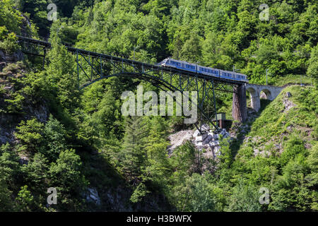 Vigezzina Bahn führt über eine Brücke in der Nähe des Flusses Melezza. Borgnone, Kanton Tessin, Schweiz Stockfoto