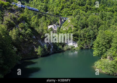 Vigezzina Zug auf einer Brücke über den Fluss Melezza. Borgnone, Kanton Tessin, Schweiz Stockfoto