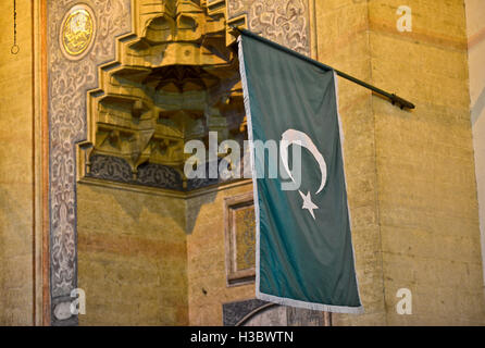 Islamische Flagge mit Halbmond und Stern-Motiv. Gazi Husrev-beg-Moschee, Sarajevo, Bosnien und Herzegowina Stockfoto