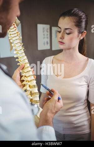 Physiotherapeut, Patienten zu erklären, die Wirbelsäule Stockfoto