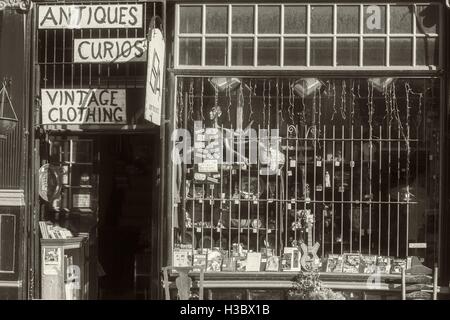 Alte Kuriosen Shop, Antiquitäten, Kuriosen, Waren, Waren, Und versperrte Schaufenster für Vintage-Kleidung in Liverpool, Merseyside, Großbritannien Stockfoto