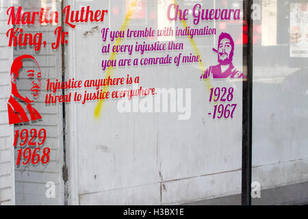 Ein Lotnummer Zitat von Che Guevara auf BT-Telefon Kiosk in Liverpool, Merseyside, UK Stockfoto