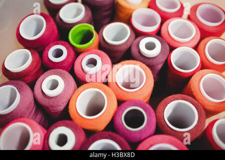 Bunte Spulen des Gewindes Stockfoto