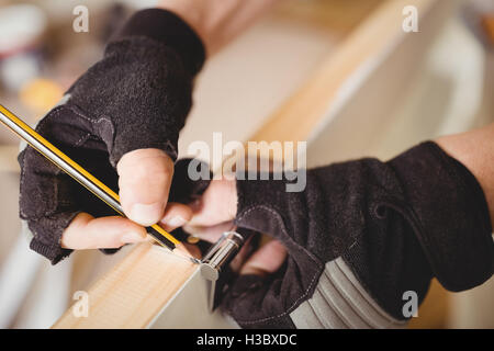 Zimmermanns Hände an Tür mit Bleistift markieren Stockfoto