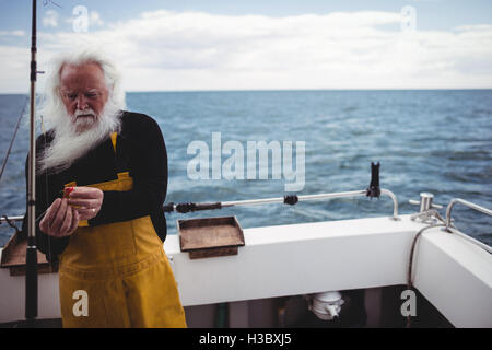 Fischer Vorbereitung Angelrute Stockfoto