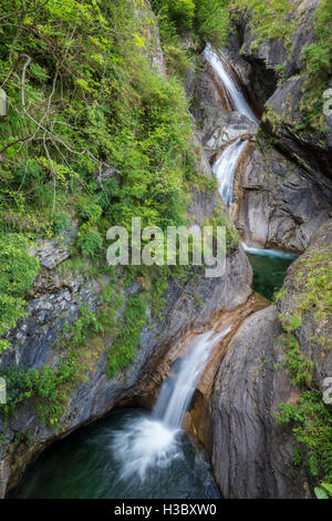 Eine Reihe von Wasserfällen in Bognanco, Val Bognanco, Messasca, Piemont, Italien. Stockfoto