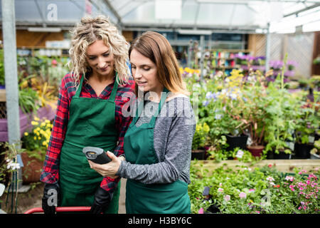 Zwei weibliche Floristen mit Handscanner Stockfoto