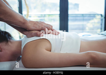 Männliche Physiotherapeut, Massage, Patientin zurückzugeben Stockfoto