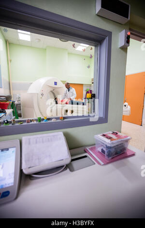 Patienten in MRT-Scan-Gerät Stockfoto