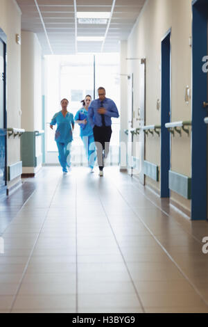 Arzt und Krankenschwester im Durchgang des Krankenhauses Stockfoto