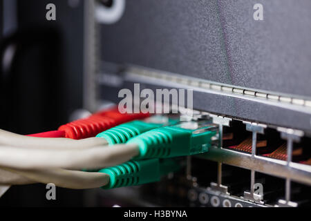 Nahaufnahme von Ethernet in Steckdose angeschlossen Stockfoto