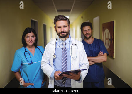 Porträt des Arztes mit Krankenschwester und Ward junge im Flur stehend Stockfoto