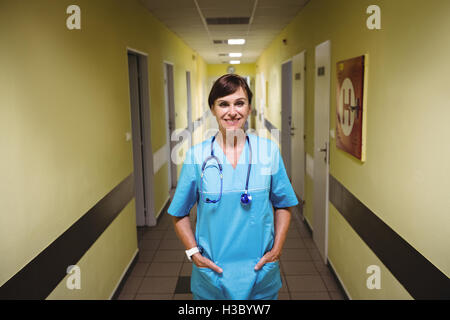 Porträt von Krankenschwester stehend mit den Händen in der Tasche Stockfoto