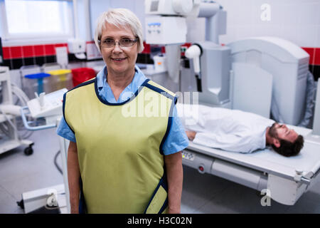 Porträt von lächelnden Arzt stehen im Röntgenraum Stockfoto