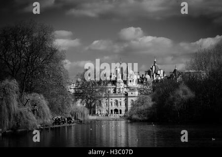 London (UK): St. James's Park und der Horse Guards, die Gebäude im Hintergrund. Stockfoto