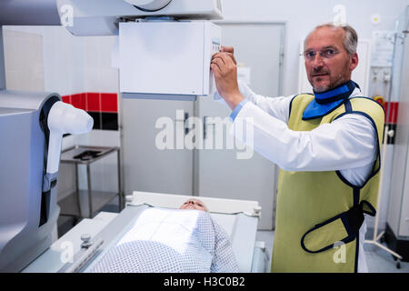 Arzt mit Röntgengerät, Patienten zu untersuchen Stockfoto