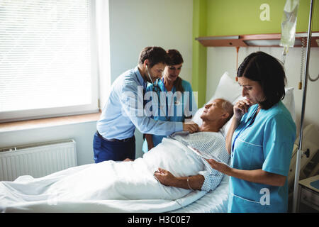 Männlichen Arzt untersuchen senior patient Stockfoto