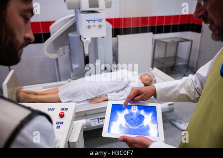 Ärzte untersuchen Röntgen auf digital-Tablette Stockfoto