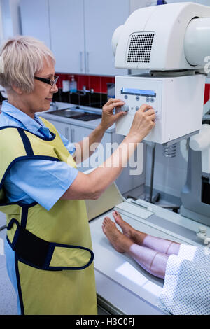 Arzt mit Röntgengerät, Patienten zu untersuchen Stockfoto