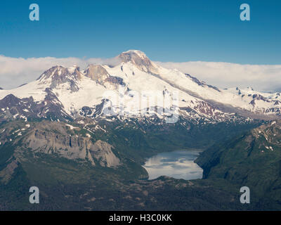 Luftaufnahme des Iliamna Vulkan und Hickerson See im Vordergrund. Lake-Clark-Nationalpark, Alaska. Stockfoto