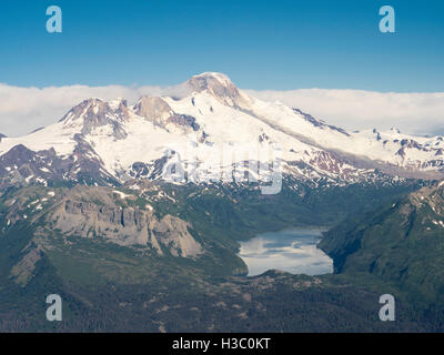 Luftaufnahme des Iliamna Vulkan und Hickerson See im Vordergrund. Lake-Clark-Nationalpark, Alaska. Stockfoto