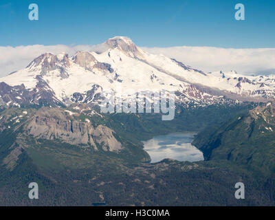 Luftaufnahme des Iliamna Vulkan und Hickerson See im Vordergrund. Lake-Clark-Nationalpark, Alaska. Stockfoto