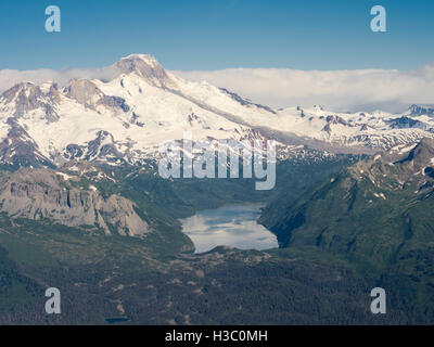 Luftaufnahme des Iliamna Vulkan und Hickerson See im Vordergrund. Lake-Clark-Nationalpark, Alaska. Stockfoto