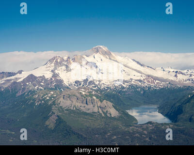 Luftaufnahme des Iliamna Vulkan und Hickerson See im Vordergrund. Lake-Clark-Nationalpark, Alaska. Stockfoto