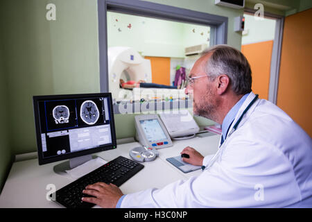 Arzt Untersuchung Gehirn-MRT-Untersuchung auf computer Stockfoto