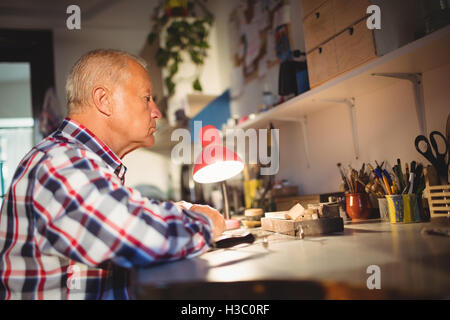 Goldschmied in Werkstatt Stockfoto