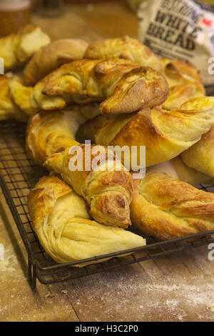 Inländische Backen - hausgemachte Croissants Stockfoto