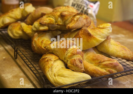 Inländische Backen - hausgemachte Croissants Stockfoto