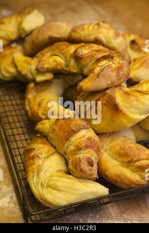 Inländische Backen - hausgemachte Croissants Stockfoto