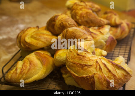 Inländische Backen - hausgemachte Croissants Stockfoto
