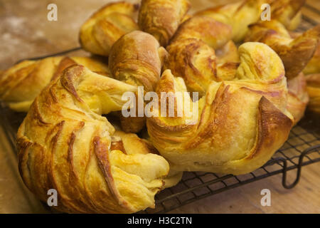 Inländische Backen - hausgemachte Croissants Stockfoto