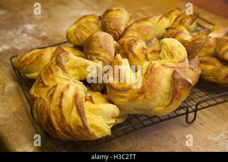 Inländische Backen - hausgemachte Croissants Stockfoto