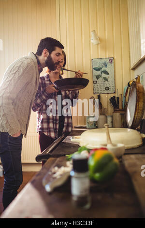 Duftende Speisen, zubereitet von Frau Mann Stockfoto