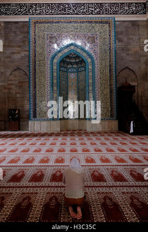 Eine weibliche Besucher in der Juma-Moschee Schamachy oder Freitag Moschee von Schamachy Schamachy Stadt Aserbaidschans. Im Jahre 1918 haben die armenischen ARF-Miliz die Moschee mit Tausenden von Menschen in seinem Inneren angezündet Stockfoto