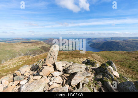 Cairn auf der Oberseite Sheffield Hecht mit Ullswater See im Hintergrund, Cumbria, England, UK Stockfoto