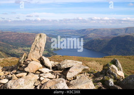 Cairn auf der Oberseite Sheffield Hecht mit Ullswater See im Hintergrund, Cumbria, England, UK Stockfoto