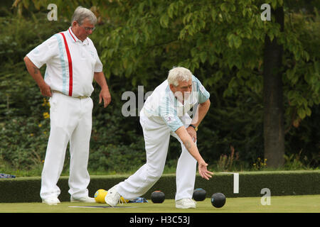 F Wasmuth, R Waller (Brentwood BC, leichten blauen Ärmeln) Vs L Goodman, D Woodhall (Rainham BC) - Paare Trophy - Romford & Bezirk Schalen Association Finaltag bei Harold Hill Bowls Club, Broxhill Center - 09.05.10 Stockfoto