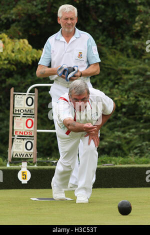 F Wasmuth, R Waller (Brentwood BC, leichten blauen Ärmeln) Vs L Goodman, D Woodhall (Rainham BC) - Paare Trophy - Romford & Bezirk Schalen Association Finaltag bei Harold Hill Bowls Club, Broxhill Center - 09.05.10 Stockfoto