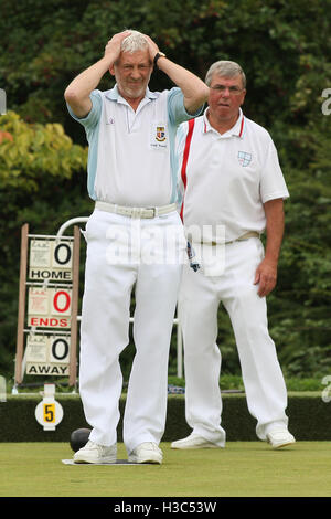 F Wasmuth, R Waller (Brentwood BC, leichten blauen Ärmeln) Vs L Goodman, D Woodhall (Rainham BC) - Paare Trophy - Romford & Bezirk Schalen Association Finaltag bei Harold Hill Bowls Club, Broxhill Center - 09.05.10 Stockfoto