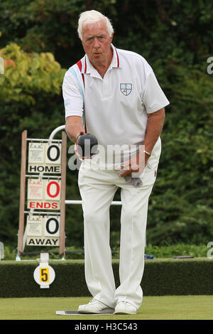 F Wasmuth, R Waller (Brentwood BC, leichten blauen Ärmeln) Vs L Goodman, D Woodhall (Rainham BC) - Paare Trophy - Romford & Bezirk Schalen Association Finaltag bei Harold Hill Bowls Club, Broxhill Center - 09.05.10 Stockfoto