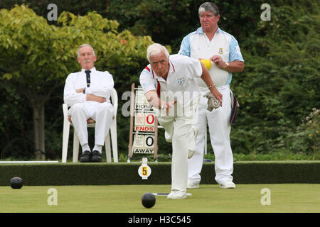 F Wasmuth, R Waller (Brentwood BC, leichten blauen Ärmeln) Vs L Goodman, D Woodhall (Rainham BC) - Paare Trophy - Romford & Bezirk Schalen Association Finaltag bei Harold Hill Bowls Club, Broxhill Center - 09.05.10 Stockfoto