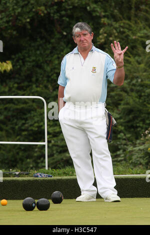 F Wasmuth, R Waller (Brentwood BC, leichten blauen Ärmeln) Vs L Goodman, D Woodhall (Rainham BC) - Paare Trophy - Romford & Bezirk Schalen Association Finaltag bei Harold Hill Bowls Club, Broxhill Center - 09.05.10 Stockfoto